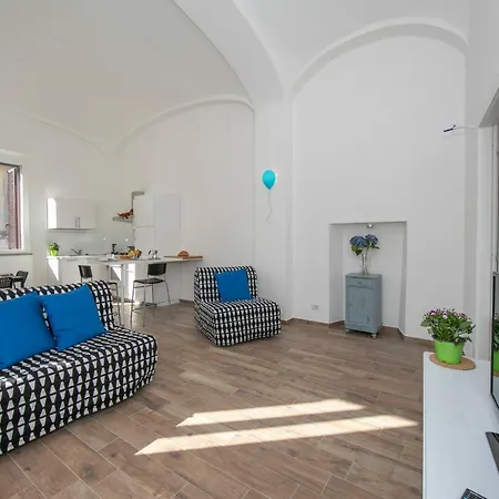 Apartment Sleeps 4 *